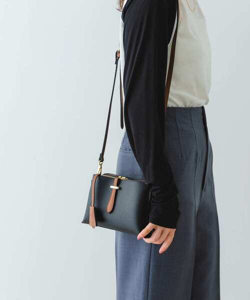 RODE SKO（ロデスコ）の「チャーム付ヨコナガショルダーバッグ（ショルダーバッグ・レディース・アイボリー/ブラック系その他/ライトグレー・ONE）」の3枚目の写真