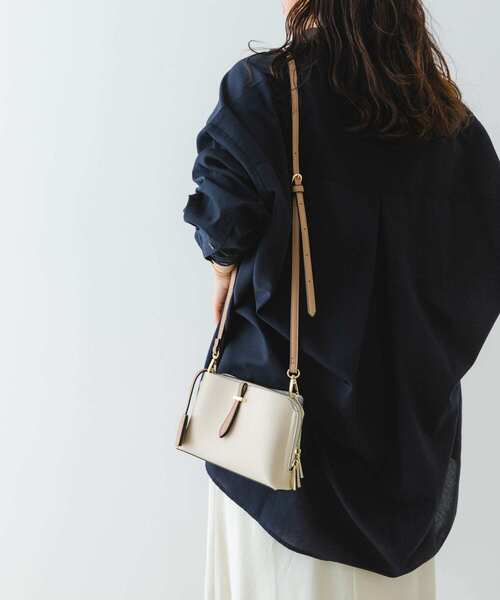 RODE SKO（ロデスコ）の「チャーム付ヨコナガショルダーバッグ（ショルダーバッグ・レディース・アイボリー/ブラック系その他/ライトグレー・ONE）」の9枚目の写真