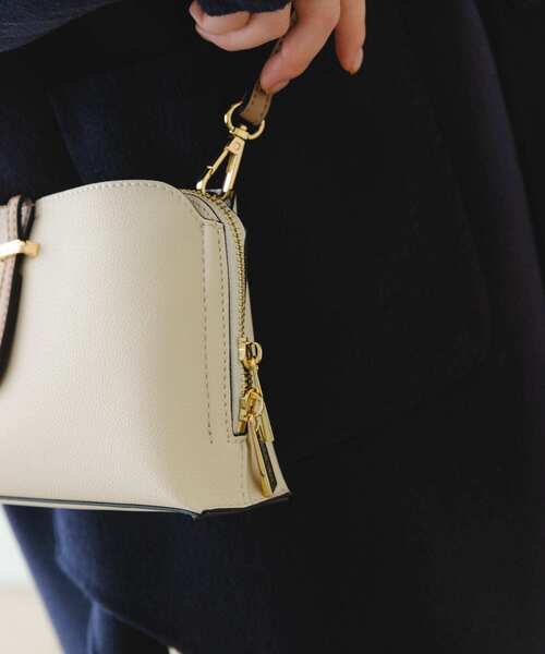 RODE SKO（ロデスコ）の「チャーム付ヨコナガショルダーバッグ（ショルダーバッグ・レディース・アイボリー/ブラック系その他/ライトグレー・ONE）」の6枚目の写真