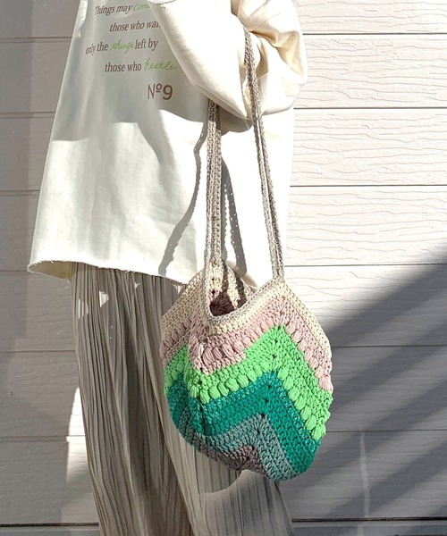 Q（キュー）の「グラデーションマクラメ肩入れバッグ（ハンドバッグ・レディース・オレンジ/エメラルド・ONE SIZE）」の2枚目の写真