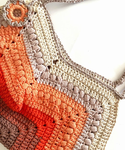 Q（キュー）の「グラデーションマクラメ肩入れバッグ（ハンドバッグ・レディース・オレンジ/エメラルド・ONE SIZE）」の3枚目の写真