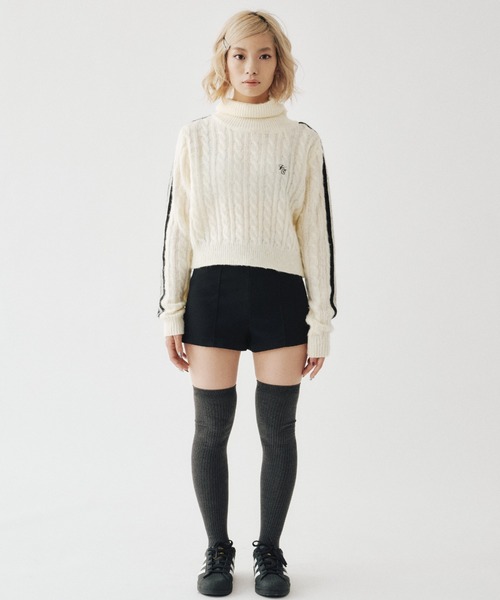 FCMM(エフシーエムエム)の「【日本限定アイテム】LINED CABLE KNIT SWEATER/ラインケーブルニットセーター(ニット/セーター・レディース・アイボリー/ブラック/グレー・MEDIUM/SMALL)」の4枚目の写真