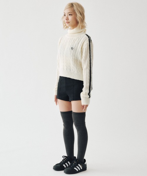 FCMM(エフシーエムエム)の「【日本限定アイテム】LINED CABLE KNIT SWEATER/ラインケーブルニットセーター(ニット/セーター・レディース・アイボリー/ブラック/グレー・MEDIUM/SMALL)」の5枚目の写真