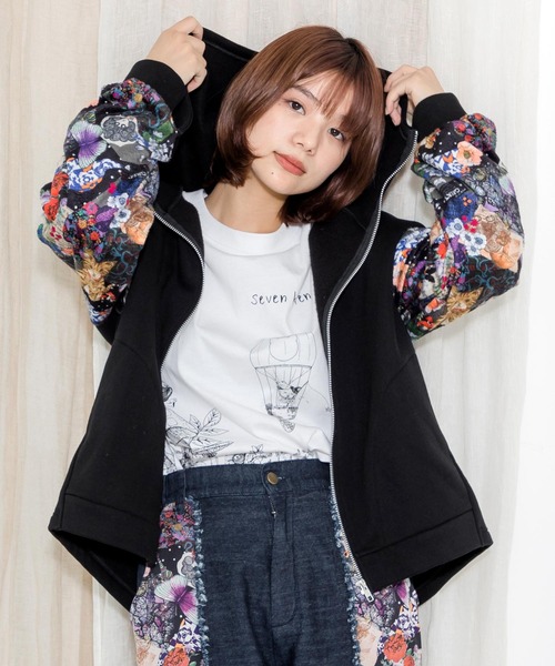 ScoLar（スカラー）の「133726：ネコと蝶柄 裏ボア切り替えパーカー