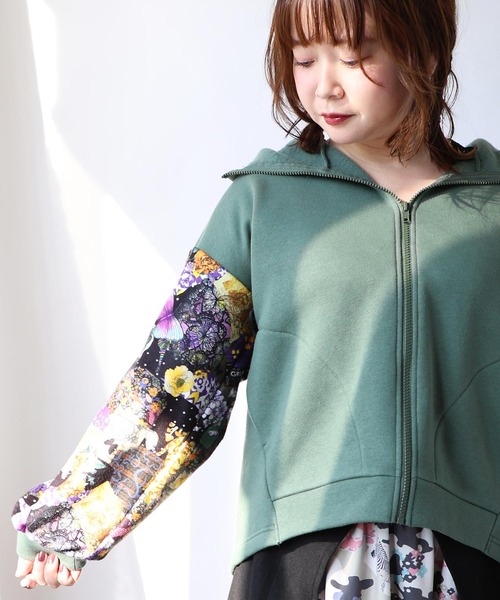 ScoLar（スカラー）の「133726：ネコと蝶柄 裏ボア切り替えパーカー