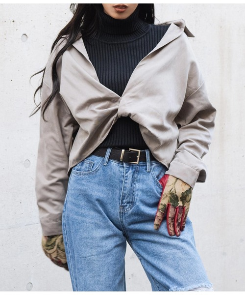 LATINA（ラティーナ）の「裾ツイスト ピーチスキン 抜き襟 シャツ 長袖（シャツ/ブラウス・レディース・グレー・FREE）」の2枚目の写真