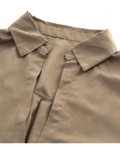 LATINA（ラティーナ）の「裾ツイスト ピーチスキン 抜き襟 シャツ 長袖（シャツ/ブラウス・レディース・グレー・FREE）」の11枚目の写真