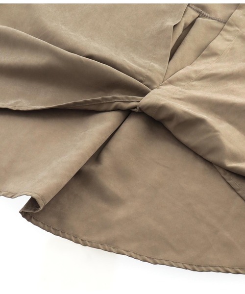 LATINA（ラティーナ）の「裾ツイスト ピーチスキン 抜き襟 シャツ 長袖（シャツ/ブラウス・レディース・グレー・FREE）」の12枚目の写真