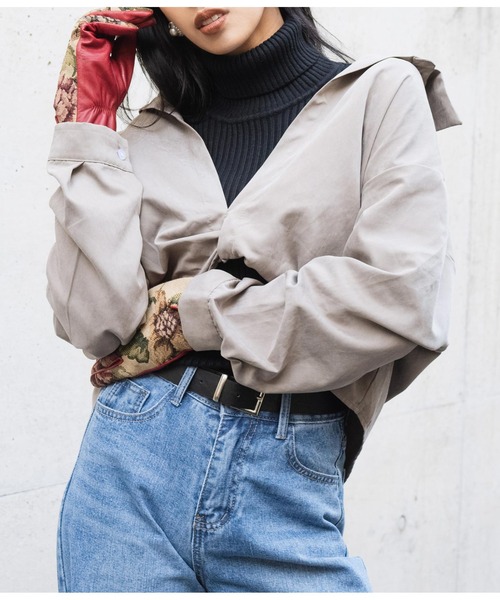 LATINA（ラティーナ）の「裾ツイスト ピーチスキン 抜き襟 シャツ 長袖（シャツ/ブラウス・レディース・グレー・FREE）」の3枚目の写真