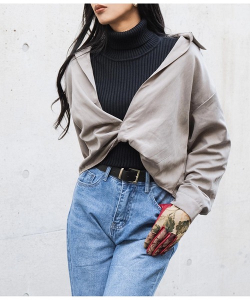 LATINA（ラティーナ）の「裾ツイスト ピーチスキン 抜き襟 シャツ 長袖（シャツ/ブラウス・レディース・グレー・FREE）」の4枚目の写真