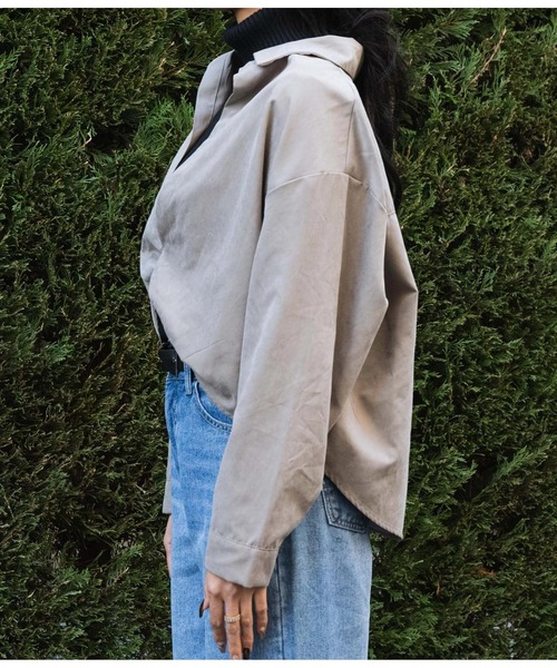 LATINA（ラティーナ）の「裾ツイスト ピーチスキン 抜き襟 シャツ 長袖（シャツ/ブラウス・レディース・グレー・FREE）」の9枚目の写真