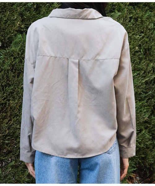 LATINA（ラティーナ）の「裾ツイスト ピーチスキン 抜き襟 シャツ 長袖（シャツ/ブラウス・レディース・グレー・FREE）」の10枚目の写真