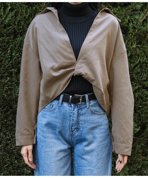 LATINA（ラティーナ）の「裾ツイスト ピーチスキン 抜き襟 シャツ 長袖（シャツ/ブラウス・レディース・グレー・FREE）」の8枚目の写真