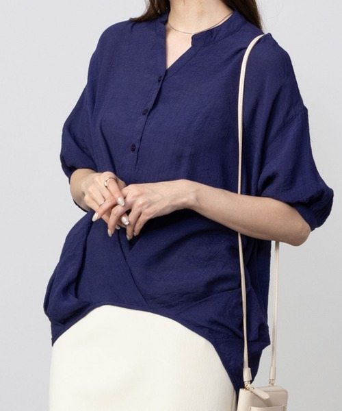 NAVY(ネイビー)の「NAVY スラブ裾タック5分袖 セミシアー スキッパーブラウス(シャツ/ブラウス・レディース・ネイビー/ホワイト/ライトオリーブ・M/L/S/XL)」の3枚目の写真
