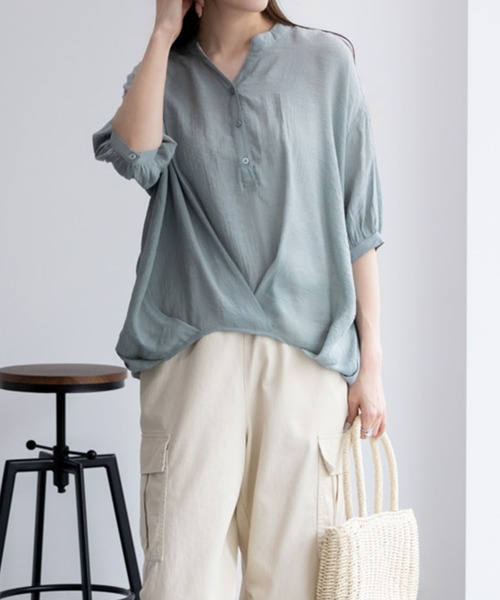 NAVY(ネイビー)の「NAVY スラブ裾タック5分袖 セミシアー スキッパーブラウス(シャツ/ブラウス・レディース・ネイビー/ホワイト/ライトオリーブ・M/L/S/XL)」の2枚目の写真