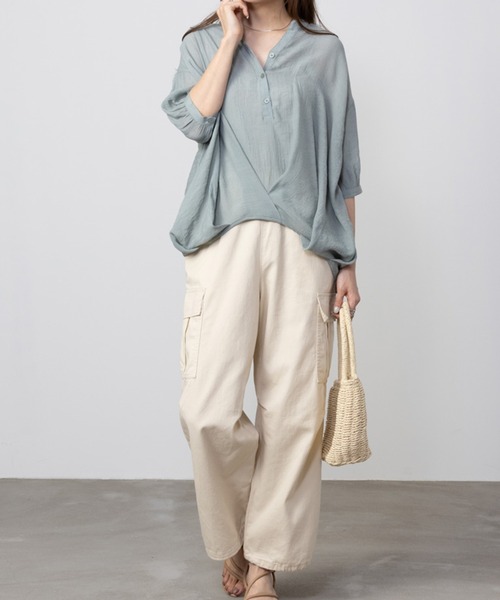 NAVY(ネイビー)の「NAVY スラブ裾タック5分袖 セミシアー スキッパーブラウス(シャツ/ブラウス・レディース・ネイビー/ホワイト/ライトオリーブ・M/L/S/XL)」の6枚目の写真