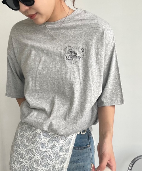 SHAGGIE(シャギー)の「ワンポイント刺繍/バックプリントビッグシルエット半袖Tシャツ(Tシャツ/カットソー・レディース・ホワイト/グレー/ピンク・FREE)」の2枚目の写真