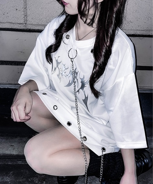 JOHN'S CLOSET(ジョンズクローゼット)の「【13】アイレットチェーン付 メタルロゴ BIG TEE(Tシャツ/カットソー・メンズ・ブラック/ホワイト・MEDIUM/LARGE)」の1枚目の写真