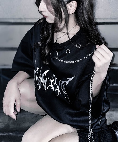 JOHN'S CLOSET(ジョンズクローゼット)の「【13】アイレットチェーン付 メタルロゴ BIG TEE(Tシャツ/カットソー・メンズ・ブラック/ホワイト・MEDIUM/LARGE)」の2枚目の写真