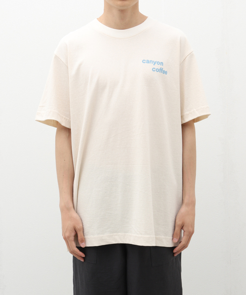 EDIFICE(エディフィス)の「canyon coffee T-Shirt(Tシャツ/カットソー・メンズ・コバルトブルー/アイボリー・MEDIUM/LARGE)」の1枚目の写真