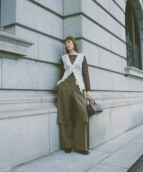 Ray BEAMS（レイビームス）の「シアー リブ ラッフル ノースリーブ トップス（シャツ/ブラウス・レディース・オフホワイト/ブラック・ONE SIZE）」の9枚目の写真