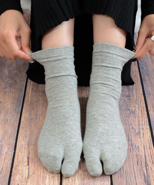 VIBGYOR Women(ヴィブジョー ウィメン)の「【float】ベーシックカラー 無地 クルー丈 2本指/足袋ソックス(ソックス/靴下・レディース・ブラック/ホワイト/オフホワイト/グレー/ベージュ・FREE)」の4枚目の写真