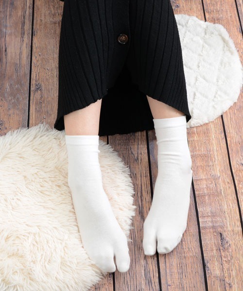 VIBGYOR Women(ヴィブジョー ウィメン)の「【float】ベーシックカラー 無地 クルー丈 2本指/足袋ソックス(ソックス/靴下・レディース・ブラック/ホワイト/オフホワイト/グレー/ベージュ・FREE)」の1枚目の写真