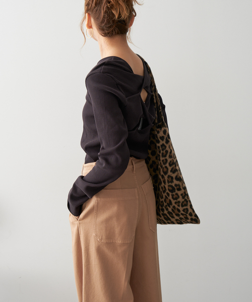 LORO(ロロ)の「Loro / ローロ 2WAY Twist Long Tee(Tシャツ/カットソー・レディース・ブラック/アイボリー・FREE)」の11枚目の写真