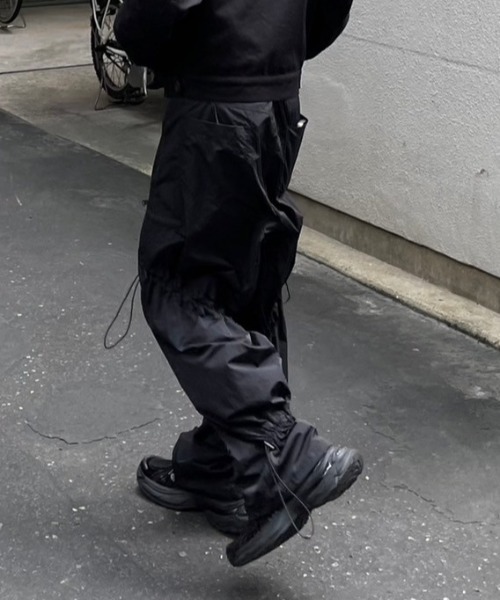 Chikashitsu +（チカシツプラス）の「ストリートファッション Chikashitsu + OaKS チカシツプラスオークス shirring design nylon pants シャーリングデザインナイロンパンツ シャーリングパンツ ストリングパンツ パラシュートパンツ 韓国ファッション 韓国 ストリート（カーゴパンツ・メンズ・ブラック/グレー・ONE SIZE）」の2枚目の写真