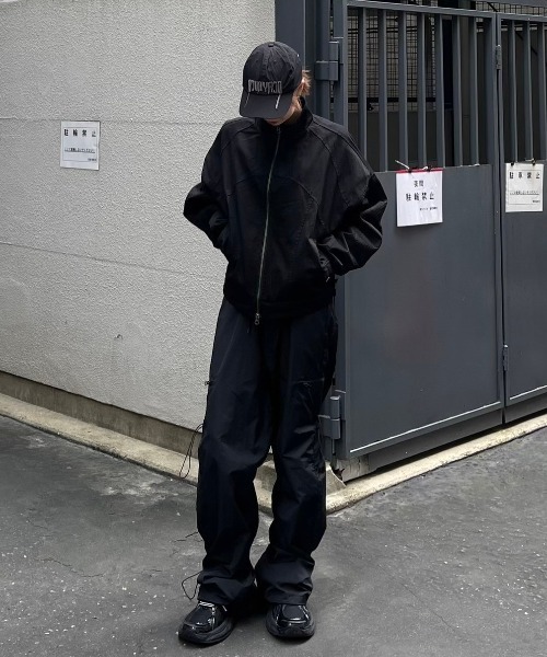 Chikashitsu +（チカシツプラス）の「ストリートファッション Chikashitsu + OaKS チカシツプラスオークス shirring design nylon pants シャーリングデザインナイロンパンツ シャーリングパンツ ストリングパンツ パラシュートパンツ 韓国ファッション 韓国 ストリート（カーゴパンツ・メンズ・ブラック/グレー・ONE SIZE）」の3枚目の写真