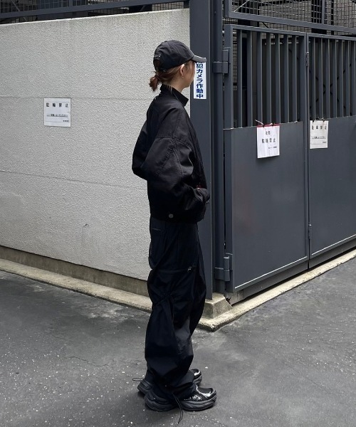 Chikashitsu +（チカシツプラス）の「ストリートファッション Chikashitsu + OaKS チカシツプラスオークス shirring design nylon pants シャーリングデザインナイロンパンツ シャーリングパンツ ストリングパンツ パラシュートパンツ 韓国ファッション 韓国 ストリート（カーゴパンツ・メンズ・ブラック/グレー・ONE SIZE）」の5枚目の写真