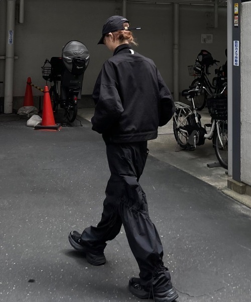 Chikashitsu +（チカシツプラス）の「ストリートファッション Chikashitsu + OaKS チカシツプラスオークス shirring design nylon pants シャーリングデザインナイロンパンツ シャーリングパンツ ストリングパンツ パラシュートパンツ 韓国ファッション 韓国 ストリート（カーゴパンツ・メンズ・ブラック/グレー・ONE SIZE）」の4枚目の写真