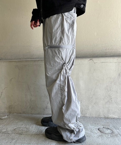 Chikashitsu +（チカシツプラス）の「ストリートファッション Chikashitsu + OaKS チカシツプラスオークス shirring design nylon pants シャーリングデザインナイロンパンツ シャーリングパンツ ストリングパンツ パラシュートパンツ 韓国ファッション 韓国 ストリート（カーゴパンツ・メンズ・ブラック/グレー・ONE SIZE）」の19枚目の写真