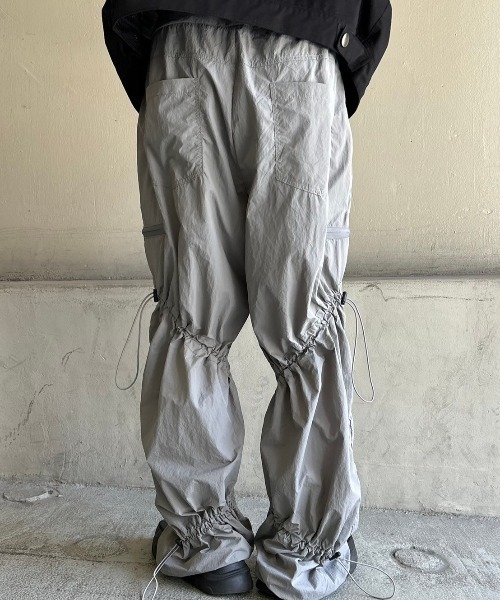 Chikashitsu +（チカシツプラス）の「ストリートファッション Chikashitsu + OaKS チカシツプラスオークス shirring design nylon pants シャーリングデザインナイロンパンツ シャーリングパンツ ストリングパンツ パラシュートパンツ 韓国ファッション 韓国 ストリート（カーゴパンツ・メンズ・ブラック/グレー・ONE SIZE）」の20枚目の写真