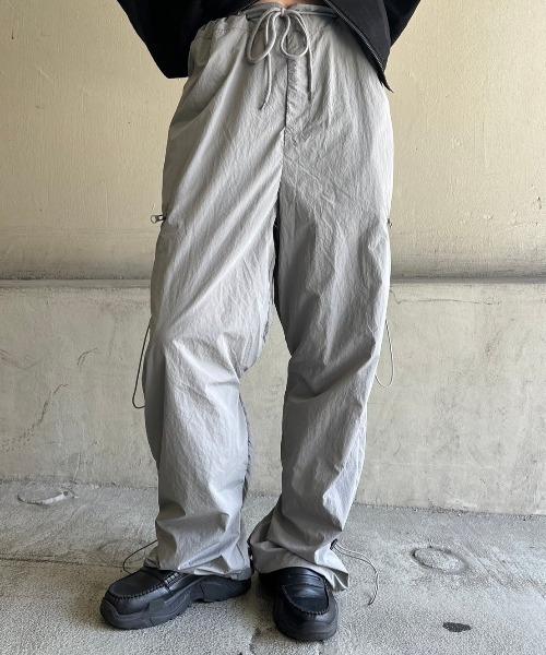 Chikashitsu +（チカシツプラス）の「ストリートファッション Chikashitsu + OaKS チカシツプラスオークス shirring design nylon pants シャーリングデザインナイロンパンツ シャーリングパンツ ストリングパンツ パラシュートパンツ 韓国ファッション 韓国 ストリート（カーゴパンツ・メンズ・ブラック/グレー・ONE SIZE）」の17枚目の写真