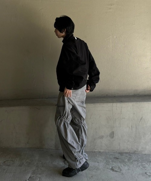 Chikashitsu +（チカシツプラス）の「ストリートファッション Chikashitsu + OaKS チカシツプラスオークス shirring design nylon pants シャーリングデザインナイロンパンツ シャーリングパンツ ストリングパンツ パラシュートパンツ 韓国ファッション 韓国 ストリート（カーゴパンツ・メンズ・ブラック/グレー・ONE SIZE）」の22枚目の写真