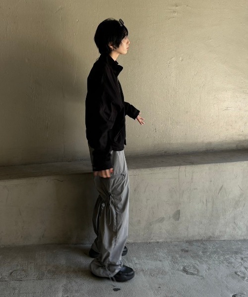 Chikashitsu +（チカシツプラス）の「ストリートファッション Chikashitsu + OaKS チカシツプラスオークス shirring design nylon pants シャーリングデザインナイロンパンツ シャーリングパンツ ストリングパンツ パラシュートパンツ 韓国ファッション 韓国 ストリート（カーゴパンツ・メンズ・ブラック/グレー・ONE SIZE）」の15枚目の写真