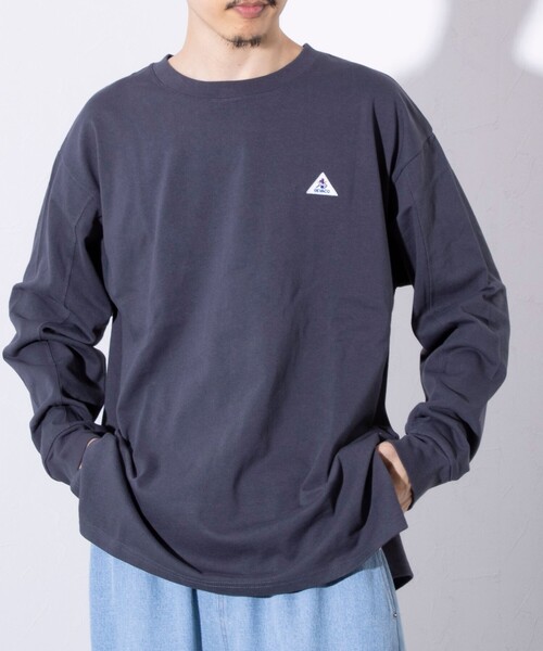 GEVACO（ゲバコ）の「【GEVACO/ゲバコ】ワンポイントロゴ クルーネック 長袖Tシャツ サイドスリット（Tシャツ/カットソー・メンズ・レッド/チャコールグレー/ホワイト/イエロー/オートミール・S/M/L）」の2枚目の写真