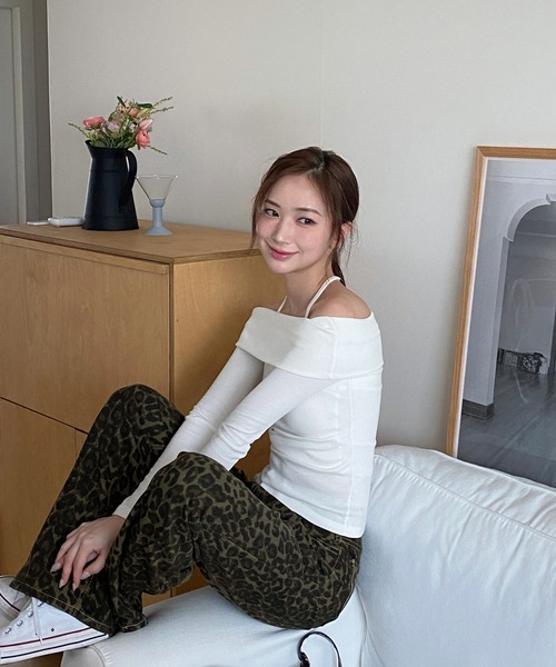 by muni:r(バイ ムニール)の「スリットオフショルダーストラップロングTシャツ(Tシャツ/カットソー・レディース・ブラック/アイボリー・FREE)」の5枚目の写真