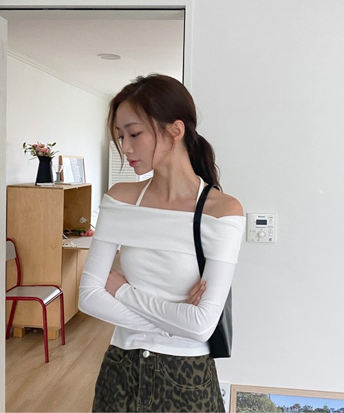 by muni:r(バイ ムニール)の「スリットオフショルダーストラップロングTシャツ(Tシャツ/カットソー・レディース・ブラック/アイボリー・FREE)」の7枚目の写真
