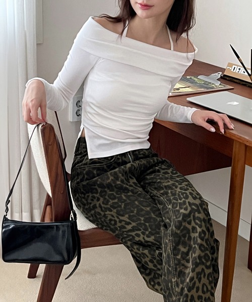 by muni:r(バイ ムニール)の「スリットオフショルダーストラップロングTシャツ(Tシャツ/カットソー・レディース・ブラック/アイボリー・FREE)」の14枚目の写真