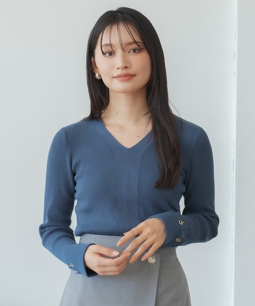 TRUDEA(トルディア)の「Vネックハトメ使いリブニット(ニット/セーター・レディース・ベージュ/ワイン/チャコールグレー/グレイッシュブルー・MEDIUM/LARGE)」の8枚目の写真