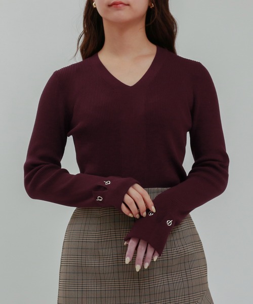 TRUDEA(トルディア)の「Vネックハトメ使いリブニット(ニット/セーター・レディース・ベージュ/ワイン/チャコールグレー/グレイッシュブルー・MEDIUM/LARGE)」の15枚目の写真