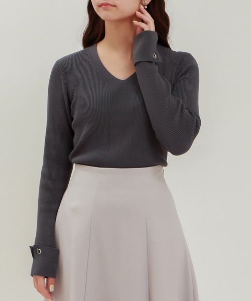 TRUDEA(トルディア)の「Vネックハトメ使いリブニット(ニット/セーター・レディース・ベージュ/ワイン/チャコールグレー/グレイッシュブルー・MEDIUM/LARGE)」の19枚目の写真
