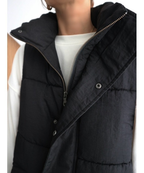 TRUNC（トランクエイティーエイト）の「Side Shirring Patted Vest（ダウンベスト・レディース・ブラック/アイボリー・FREE）」の4枚目の写真