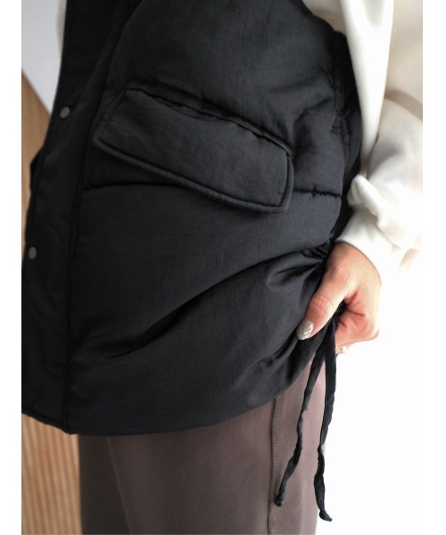 TRUNC（トランクエイティーエイト）の「Side Shirring Patted Vest（ダウンベスト・レディース・ブラック/アイボリー・FREE）」の6枚目の写真