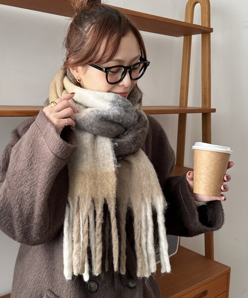 DISCOAT(ディスコート)の「【6色展開】起毛フェイクウールチェック柄マフラー《WEB限定》(マフラー・レディース・ブルー/ピンク/ブラウン/イエロー/パープル/オレンジ・FREE)」の2枚目の写真