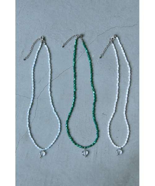 un/neu(アンノイ)の「カラービーズハートネックレス(ネックレス・レディース・グリーン/ホワイト/ブルー・FREE)」の4枚目の写真