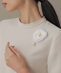 組曲（クミキョク）の「エアリーカメリアラペルピン（ブローチ/コサージュ）」