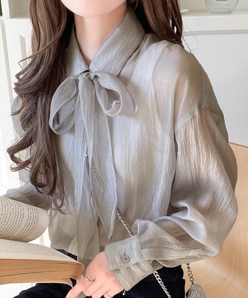 classicalelf（クラシカルエルフ）の「ボウタイ取り外し”透けすぎない”がちょうどいい。さらり涼やか綺麗見せ。リボンタイ付きシアーブラウス（長袖）（シャツ/ブラウス・レディース・ブラック/ベージュ/ライトグレー・LARGE/MEDIUM/SMALL/X-LARGE）」の2枚目の写真